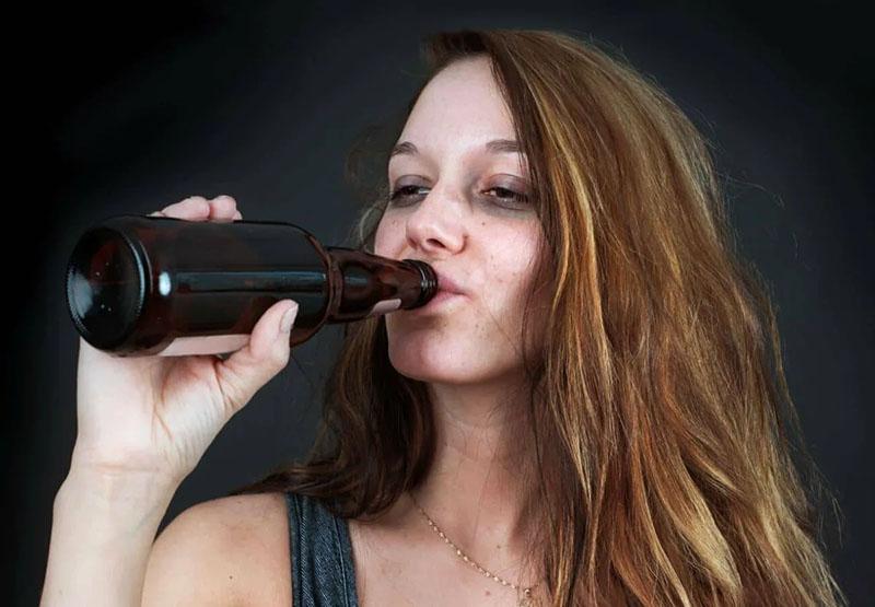 почему пьют женщины