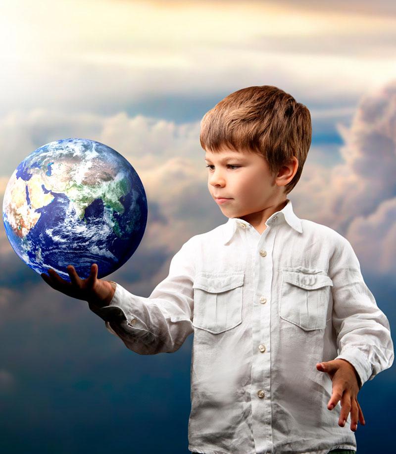 Воспитываем по новому. Планета земля для детей. Мальчик с глобусом. Ребенок познает мир. Дети будущее.